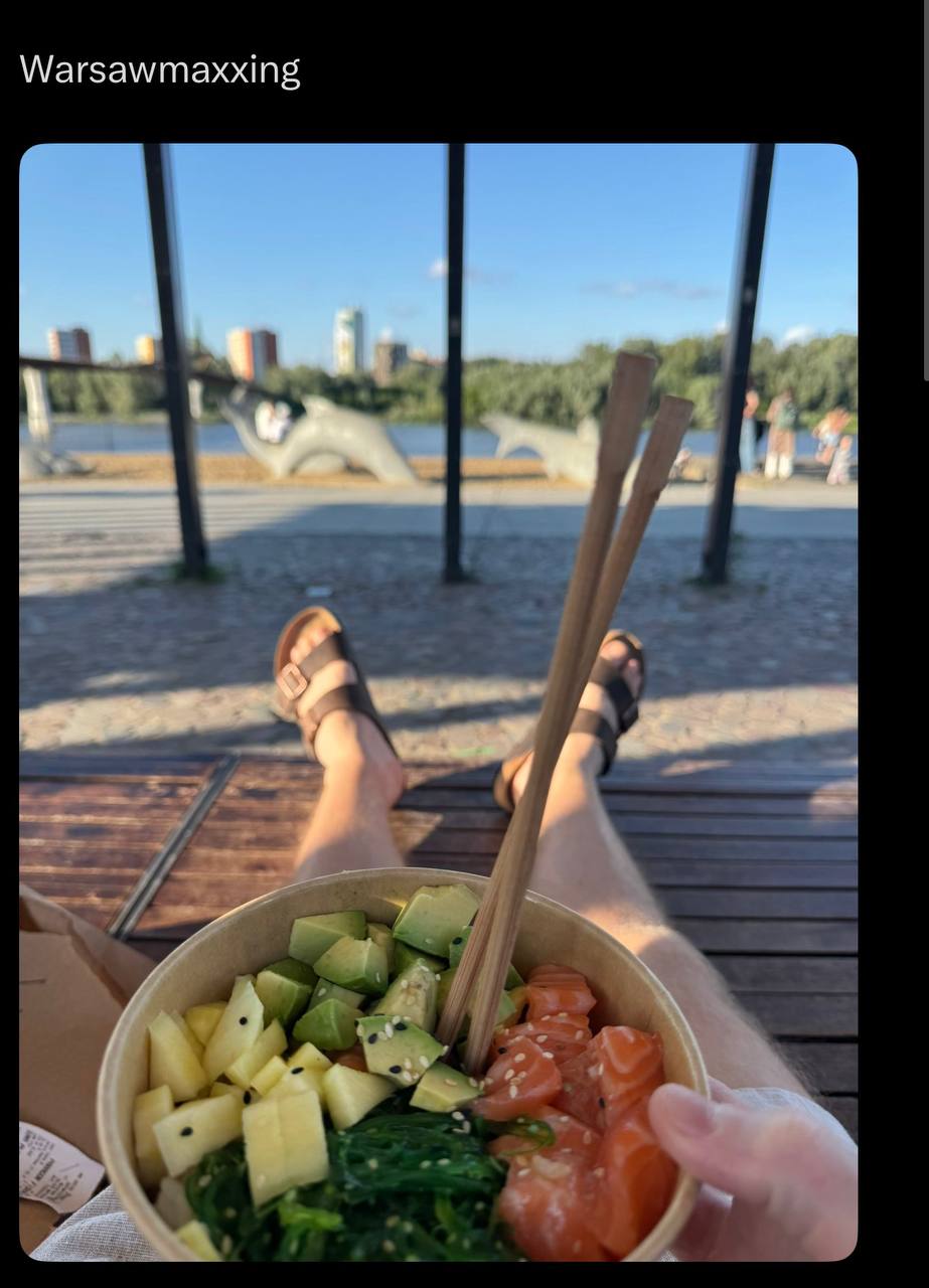Poke bowl on a Vistula riverbank